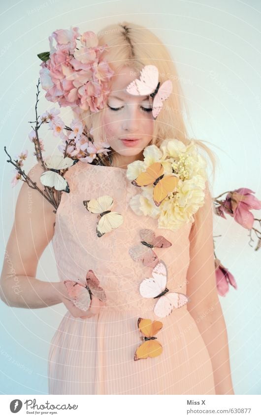 Frühlingsfee schön Mensch feminin Junge Frau Jugendliche 1 18-30 Jahre Erwachsene Blume Blüte Kleid blond Schmetterling Blühend rosa Gefühle Stimmung Vorfreude