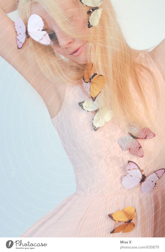 Schmetterlingsfee schön Mensch feminin Junge Frau Jugendliche 1 18-30 Jahre Erwachsene Frühling Sommer Kleid Accessoire Schmuck blond langhaarig fliegen Kitsch