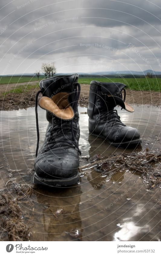 Stiefel aus! Pfütze Armee Pazifist Schuhbänder Schuhsohle Gleichschritt Regen militarismus rechts Gewalt antigewalt schreiten