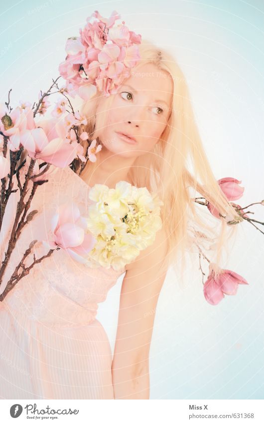 Frühlingsmädchen schön Mensch feminin Junge Frau Jugendliche 1 18-30 Jahre Erwachsene Natur Pflanze Blume Blüte Kleid blond langhaarig Blühend Duft Erotik rosa