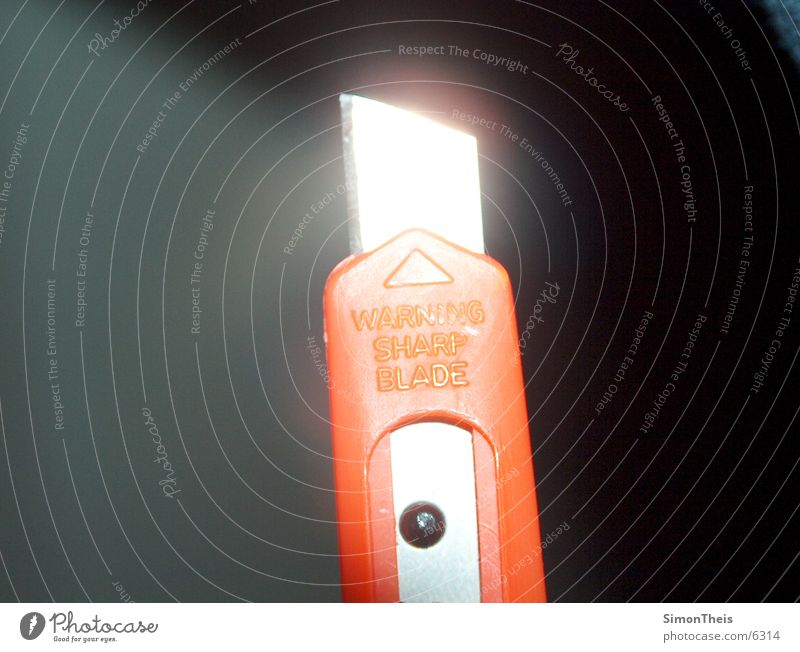 Warning sharp blade! glänzend Handwerk Teppichmesser reflektion orange Messer Scharfer Gegenstand