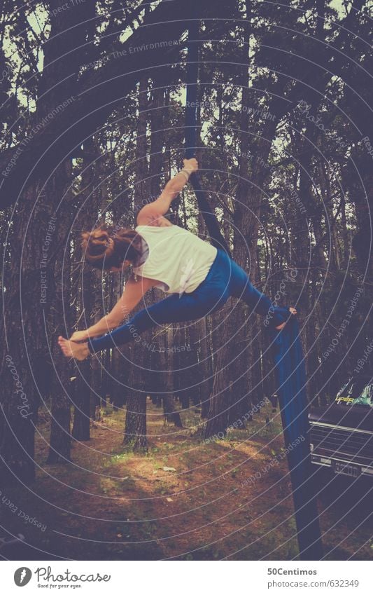 Akrobatische Übungen im Wald schön Körperpflege Gesundheit Gesundheitswesen Freizeit & Hobby Sport Fitness Sport-Training Leichtathletik Yoga feminin Junge Frau