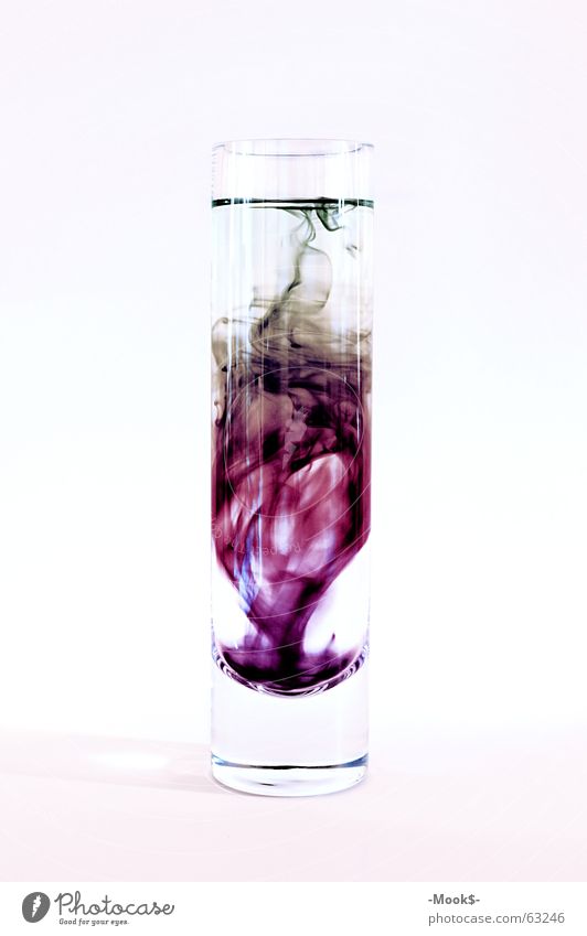 Tintenmix mehrfarbig trüb schwer violett durchsichtig Glas hell weis Wasser