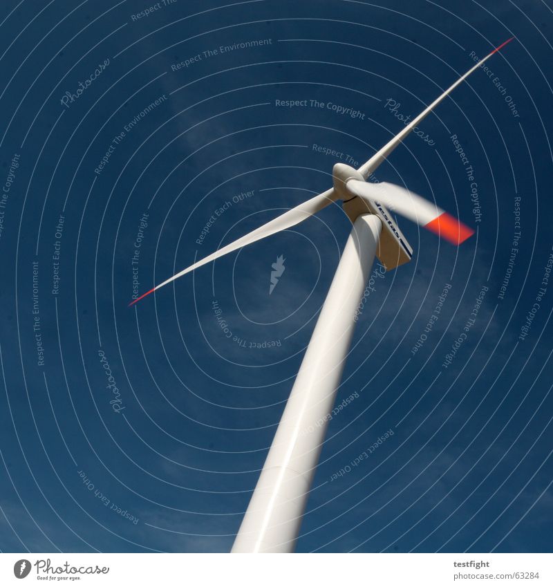 sonnig Energiewirtschaft High-Tech Erneuerbare Energie Windkraftanlage Umwelt Himmel Bewegung gigantisch hoch blau alternativ Elektrizität ökologisch motion