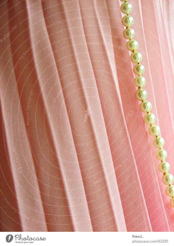 Kleid Sommerkleid Perlenkette rosa feminin falsch Stoff zart Frau schick Bekleidung Reichtum plissee mousselin Falte elegant Mode