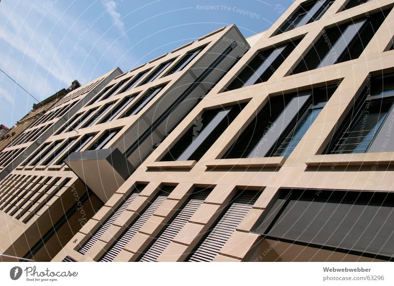 Verlagsgebäude in Stuttgart Fassade Außenaufnahme fassade gebäude fenster stürzen kippen büro stadt arbeiten geschäft beige stuttgart deutschland architektur