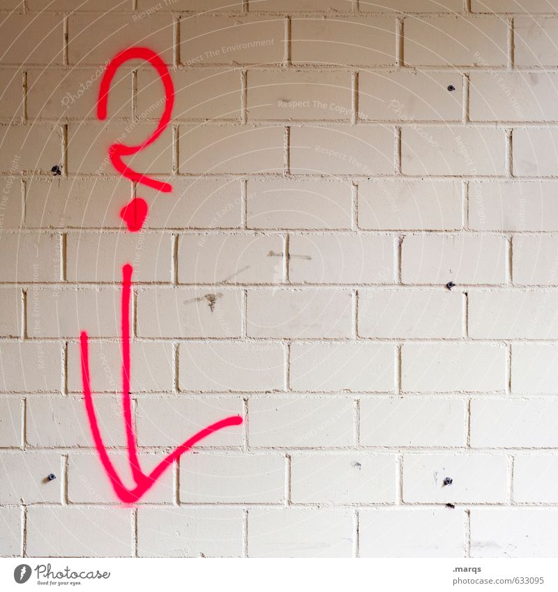 ? Mauer Wand Zeichen Pfeil Fragezeichen Kommunizieren einfach rot weiß skurril Fragen Backsteinwand Baustelle Farbfoto Innenaufnahme Muster Strukturen & Formen