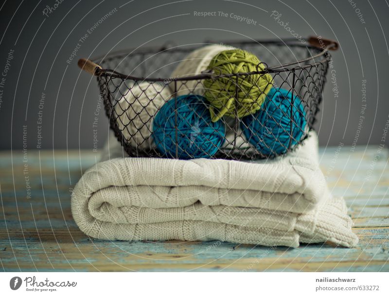Balls of Wool Pullover Dekoration & Verzierung stricken Wolle Knäuel drahtkorb Korb Decke Wolldecke Tisch Holz einzigartig kuschlig natürlich positiv retro