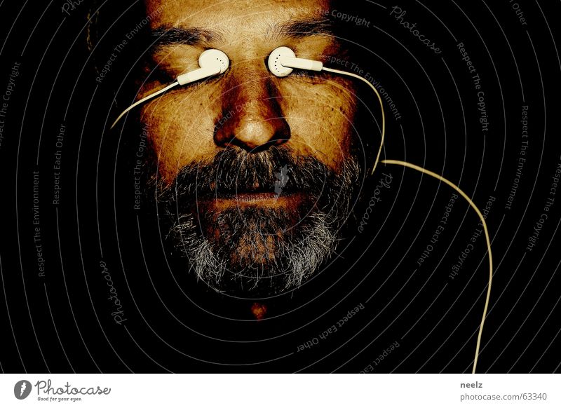 interface Porträt Kopfhörer dunkel hören weiß schwarz Bart grau Gesicht Auge Blick Kabel MP3-Player