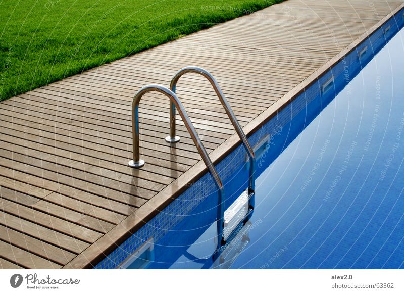 La Piscina Schwimmbad ruhig Steg Holz Holzbrett Gras grün braun einladend Einsamkeit erholsam Erholung harmonisch Spanien Hotel Wasser holzesteg Treppe Leiter