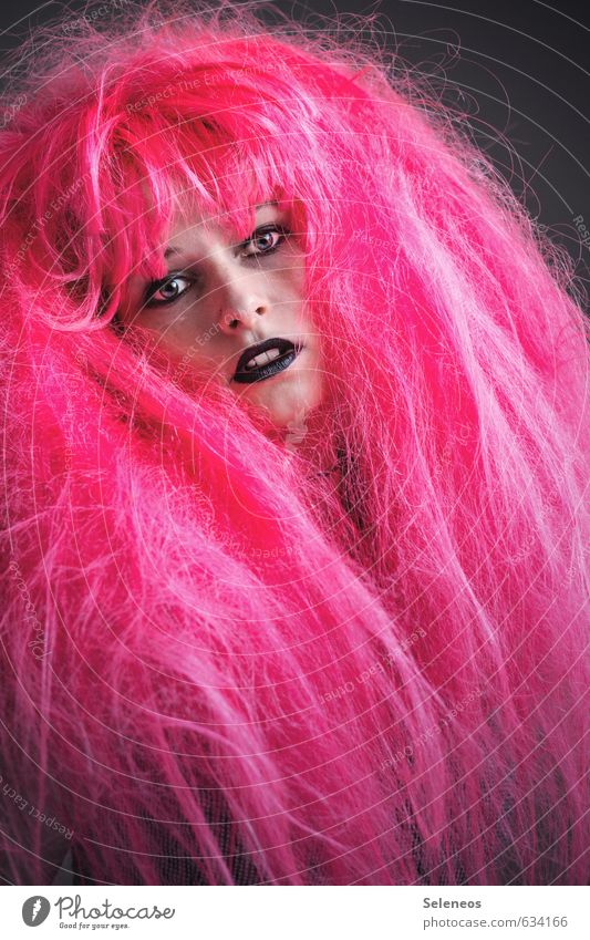 geborgte Frise Haare & Frisuren Haut Gesicht Kosmetik Schminke Lippenstift Mensch feminin Frau Erwachsene Auge Nase Mund Zähne 1 langhaarig Perücke rosa grell