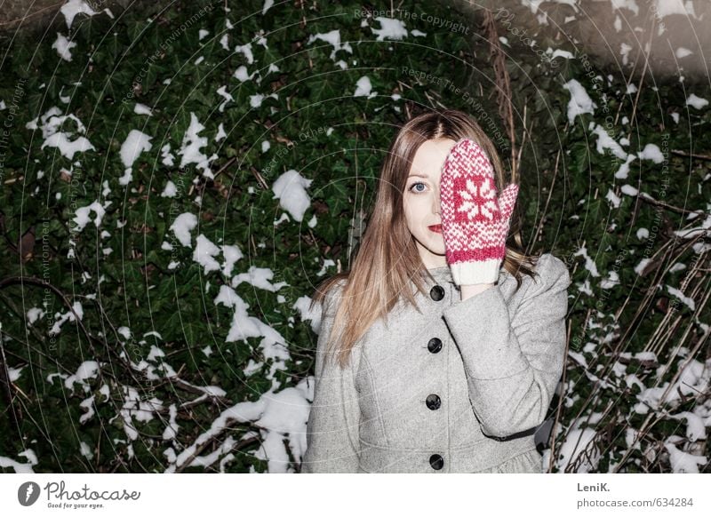 Hide and Seek Winter Schnee Junge Frau Jugendliche Hand Handschuhe entdecken Lächeln Blick frech frei Fröhlichkeit Neugier grün rosa Freiheit Freizeit & Hobby