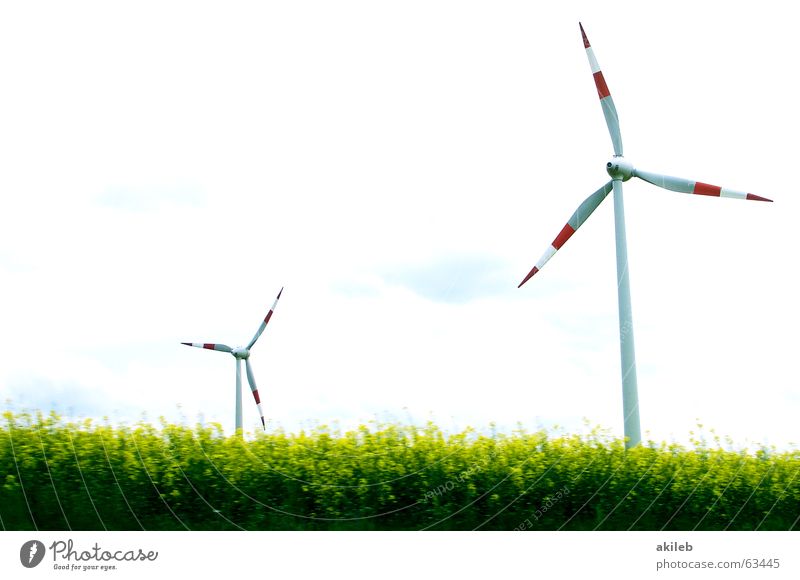 Windräder rot weiß 2 Zwilling grün Windkraftanlage Himmel Landschaft Energiewirtschaft