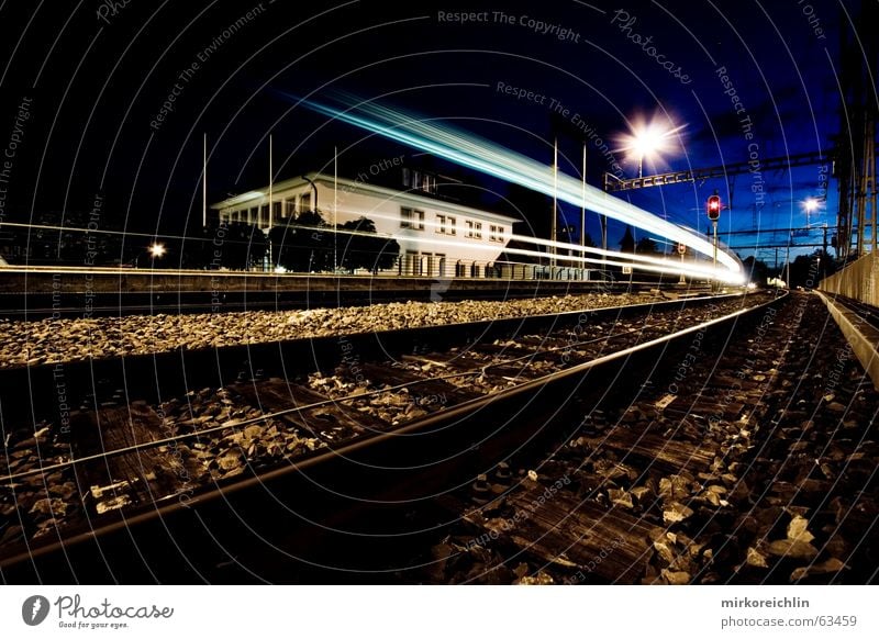 Nachtzug. 2! Eisenbahn Langzeitbelichtung Geschwindigkeit Licht lang anschaulich Beleuchtung blau bigway Himmel Erfolg Wind