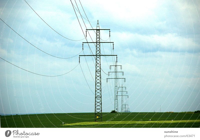 Unter Strom Elektrizität Strommast Wolken Feld Natur Himmel Kabel Metall tief