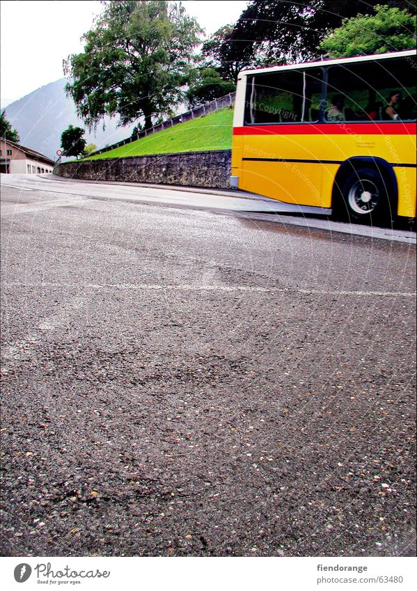 denk dra, lüt a gelb rot Schweiz Fernweh Baum Bus Alpen Berge u. Gebirge asphlat Straße Anschnitt abfahert Beginn Wege & Pfade