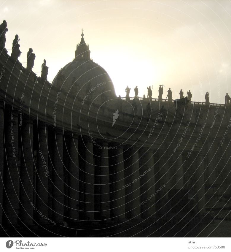 Petersdom im Gegenlicht Rom Licht Kuppeldach Sonne Regen