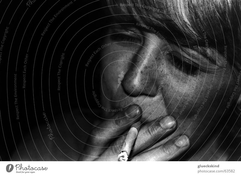 metal smoke Frau Zigarette Nacht Sommersprossen dunkel blond feminin Rauch Suche Rauchen schwarz-weiß. schatten