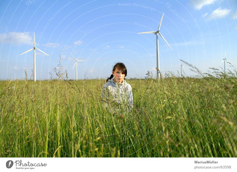 Laura Mädchen Wiese Sommer Windkraftanlage Gras Feld Natur Idylle grün blau ökologisch Wissenschaften