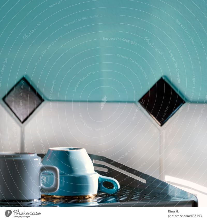 Sonniger Morgen Tasse Lifestyle Häusliches Leben Mauer Wand Kaffeemaschine Metall hell schwarz türkis weiß Lebensfreude Vorfreude genießen Quadrat Küche