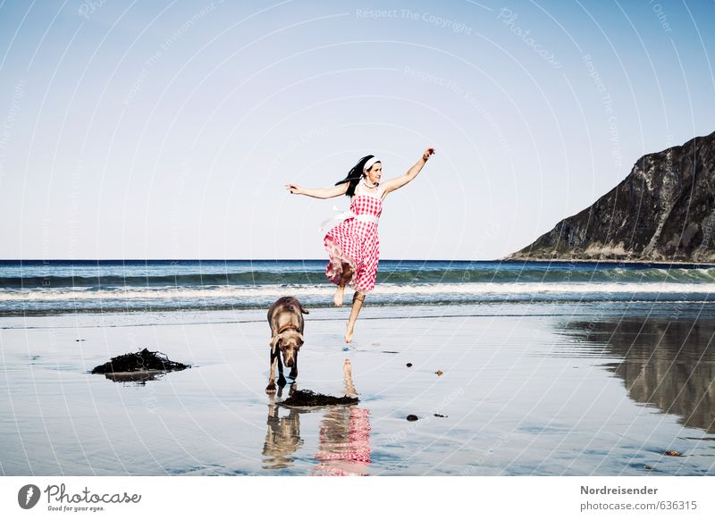 Tanzende Frau mit Hund am Strand Lifestyle Freude Glück Fitness Wohlgefühl Zufriedenheit Ferien & Urlaub & Reisen Sommer Sommerurlaub Sonne Meer feminin