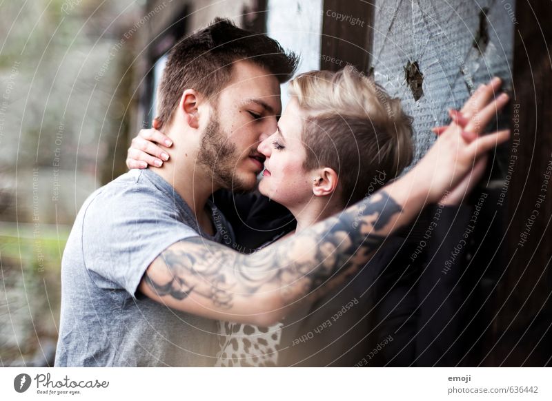 Hipster Paar küsst sich feminin Junge Frau Jugendliche Junger Mann 18-30 Jahre Erwachsene trendy Küssen Leidenschaft Liebe Farbfoto Außenaufnahme Tag