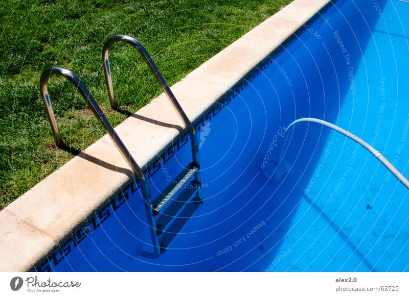 Schlechte Kopie Schwimmbad ruhig Steg Holzbrett Gras grün braun einladend Einsamkeit erholsam Erholung harmonisch Spanien Hotel frisch Staubsauger Wasser