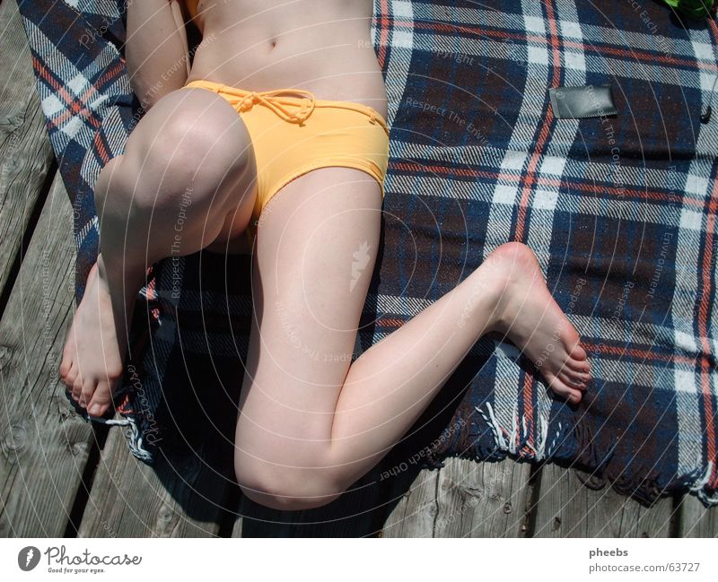 ok, ich komm schon... See Steg Gewässer Holz gemütlich Physik Sommer Bikini gelb Badeanzug Fuß Holzbrett Wärme Haut Beine