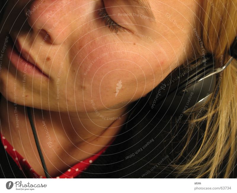 Halbportrait einer Frau mit Kopfhörern hören träumen Sommersprossen Gehörsinn stereo Gefühle Klang HiFi Headset Porträt Musik Nase Mund Technik & Technologie