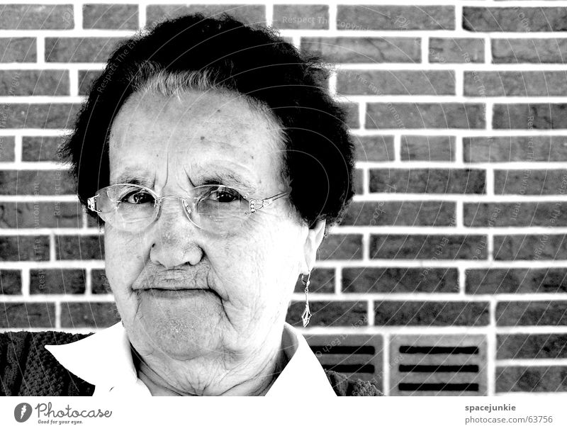 Meta Großmutter Senior Porträt schwarz weiß Weisheit Frau Brille Wand Schwarzweißfoto Blick