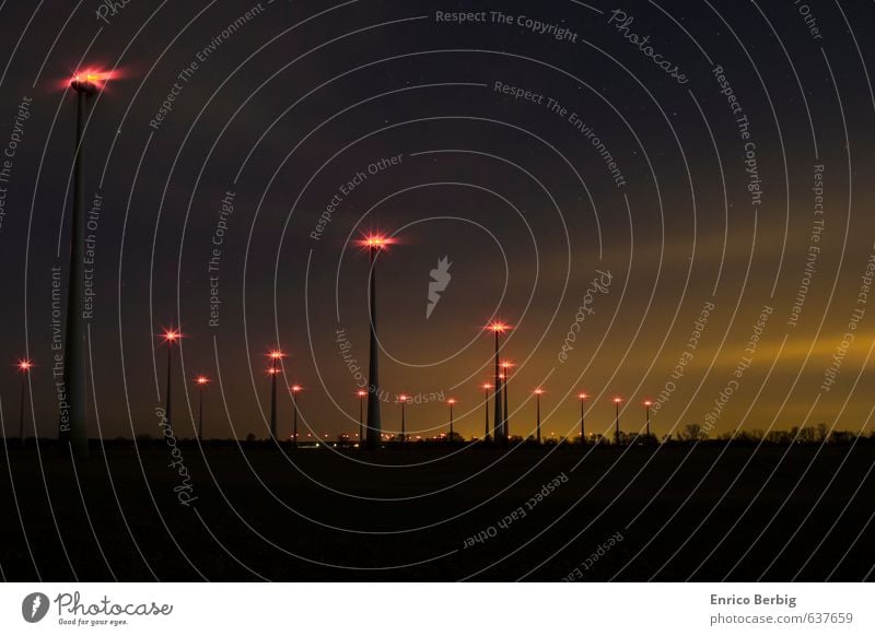 Windräder in der Nacht Natur Landschaft Nachthimmel Stern überbevölkert Menschenleer Industrieanlage Bauwerk Energie Wachstum Windrad Sternenhimmel