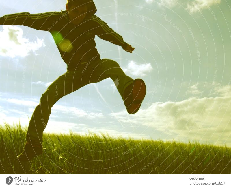 Spring Dich frei! Mann Jacke Kapuzenjacke Gras Feld Sommer Gefühle springen hüpfen verrückt Spielen Körperhaltung Mensch Gesichtsausdruck Blick Natur Himmel