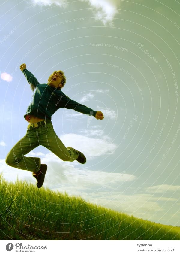 Spring Dich frei! #1 Mann Jacke Kapuzenjacke Gras Feld Sommer Gefühle springen hüpfen verrückt Spielen Körperhaltung Mensch Gesichtsausdruck Blick Natur Himmel