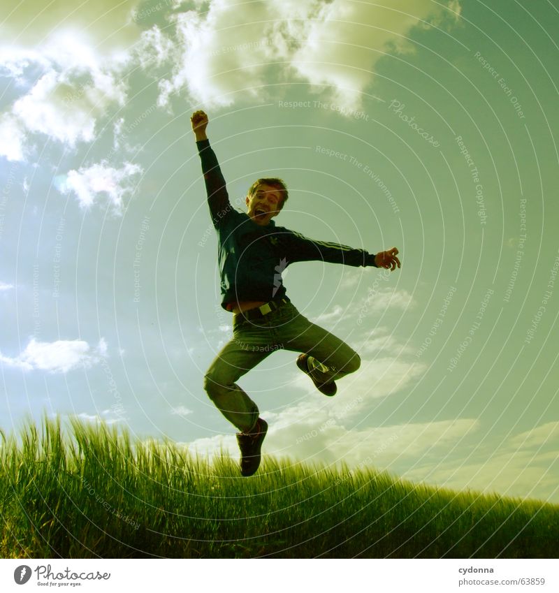 Spring Dich frei! #2 Mann Jacke Kapuzenjacke Gras Feld Sommer Gefühle springen hüpfen verrückt Spielen Körperhaltung schreien Mensch Gesichtsausdruck Blick