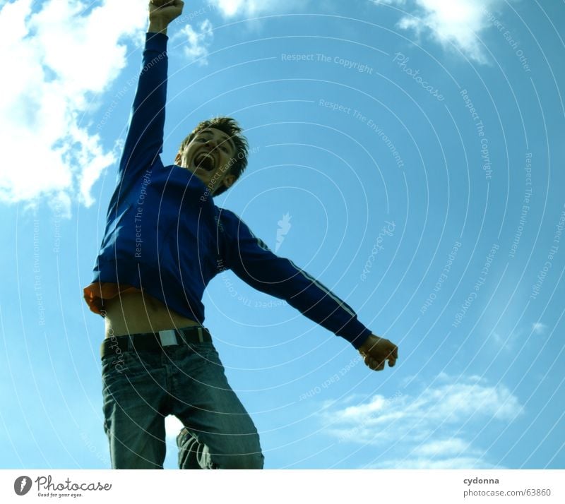 Spring Dich frei! #3 Mann Jacke Kapuzenjacke Gras Feld Sommer Gefühle springen hüpfen verrückt Spielen Körperhaltung schreien Jugendliche Schwung Himmel Mensch