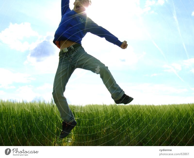 Spring Dich frei! #4 Mann Jacke Kapuzenjacke Gras Feld Sommer Gefühle springen hüpfen verrückt Spielen Körperhaltung schreien Gegenlicht Jugendliche Schwung