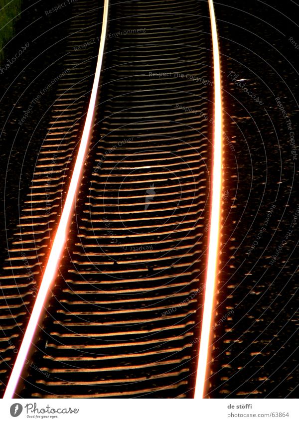 heiße.gleiße Gleise dunkel glühend grell Eisenbahn Beleuchtung Sonne Wärme Verkehrswege reflektion
