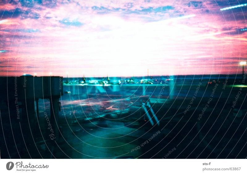 Eine weitere Morgenstimmung Wolken Lampe Beton Stimmung Sonnenaufgang hell-blau Flugzeug Ferien & Urlaub & Reisen rosa violett Himmel Flughafen