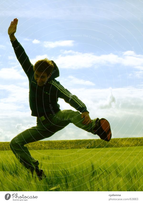 Spring Dich frei! #7 Mann Jacke Kapuzenjacke Gras Feld Sommer Gefühle springen hüpfen verrückt Spielen Körperhaltung schreien Jugendliche Mensch