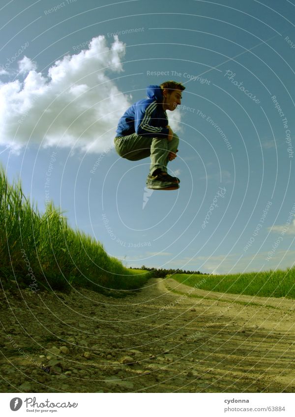 Spring Dich frei! #8 Mann Jacke Kapuzenjacke Gras Feld Sommer Gefühle springen hüpfen verrückt Spielen Körperhaltung schreien Jugendliche Wolken stagnierend