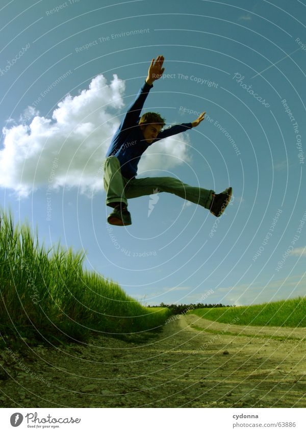 Spring Dich frei! #9 Mann Jacke Kapuzenjacke Gras Feld Sommer Gefühle springen hüpfen verrückt Spielen Körperhaltung schreien Jugendliche Mensch