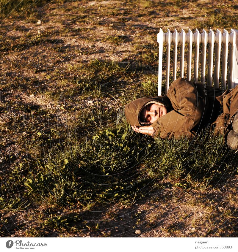 warmer sommertagtraum Sommer schlafen gemütlich verrückt Obdachlose Mensch Bodenbelag Heizkörper Wärme Jacke grass
