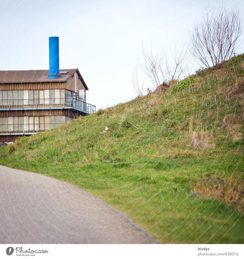Hauptsache groß und blau Häusliches Leben Haus Wiese Hügel Balkon Wege & Pfade positiv grün einzigartig Natur Anschnitt Architektur Schornstein Farbfoto