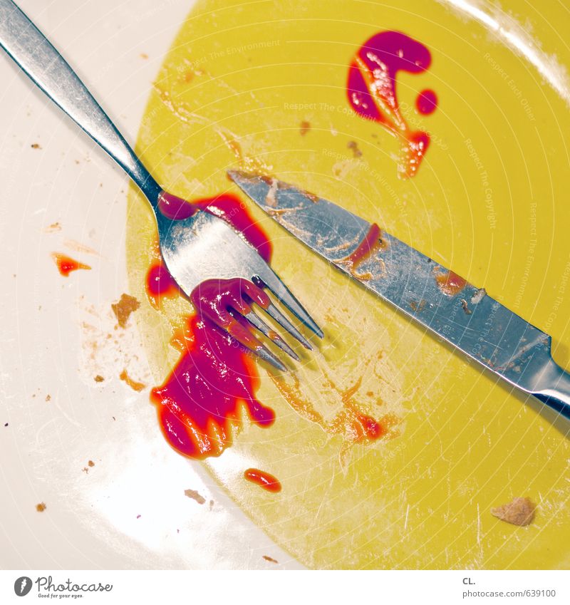 attacke Lebensmittel Ernährung Essen Mittagessen Abendessen Geschirr Teller Besteck Messer Gabel Häusliches Leben lecker gelb rot gefräßig Ketchup