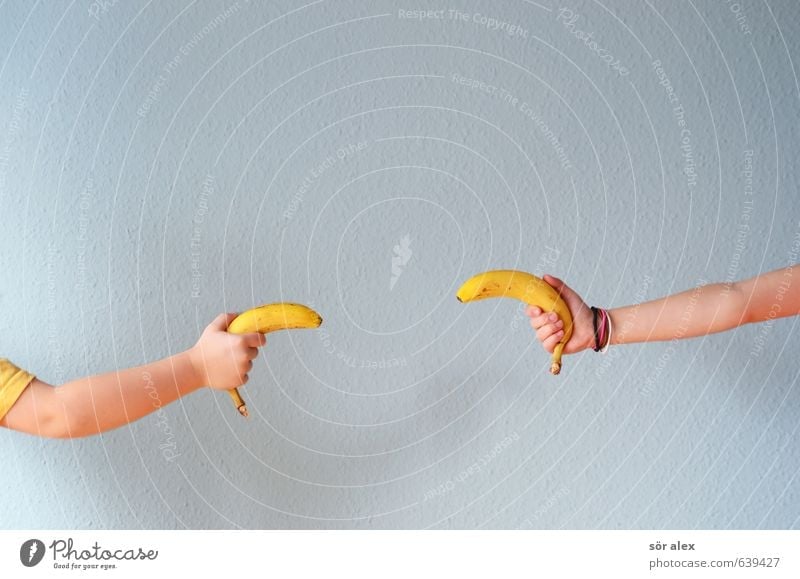 big-bang Frucht Banane Ernährung Kindererziehung Kleinkind Geschwister Bruder Schwester Kindheit Arme Hand Kinderhand kämpfen Spielen blau gelb Freude