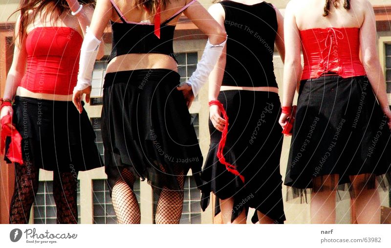 Black and red sins Jugendliche cabaret black and red skirts legs corsage dancing backs four