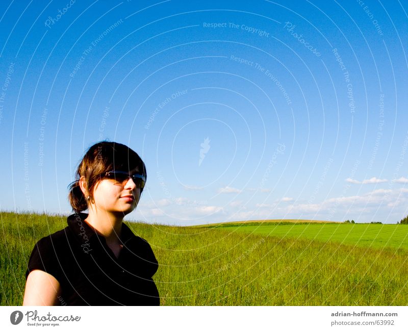 Wiesen-Mädel Frau schön Sommer Frühling Feld grün Gras Horizont Wolken T-Shirt schwarz Sonnenbrille Freizeit & Hobby Erholung Spaziergang wandern Natur Himmel