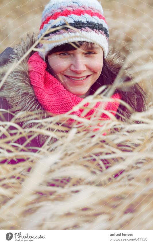 #AK Winterwind Kunst ästhetisch Frau Mütze kalt Winterspaziergang Schal Mode Model Stil Mantel Wintermantel Feld entdecken Gras Grasland Schilfrohr Mädchen