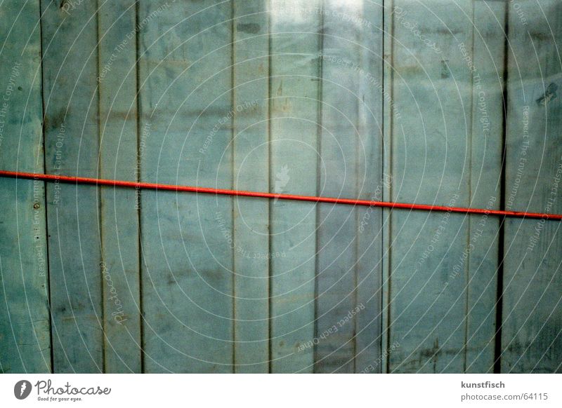 Der rote Faden... analog Wand Holz vertikal Reflexion & Spiegelung Blauton Befestigung blau Holzleiste türkis Hintergrundbild graphisch Symmetrie Geometrie