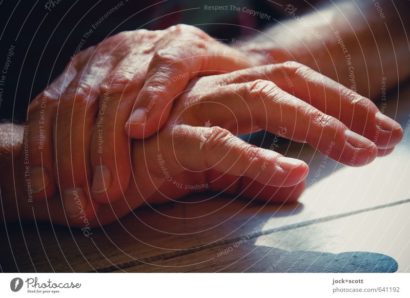 neues Handspiel harmonisch Mann Fingernagel 60 und älter Senior berühren festhalten Menschlichkeit Selbstbeherrschung erleben Sinnesorgane Schattenspiel